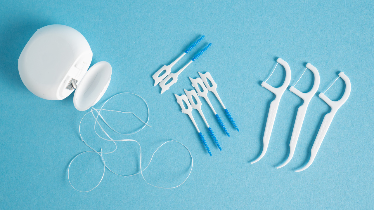 How to Clean Between Your Teeth with Different Types of Floss